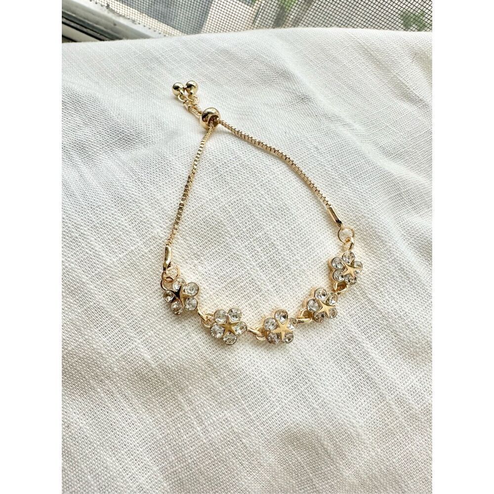 Adorable flower gold color friendship bracelet ￼